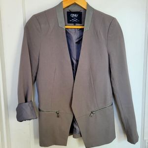 Only symmetrical dressed jacket tan and  pu leather collar